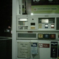 รูปภาพถ่ายที่ Shell โดย Twyla C. เมื่อ 12/4/2011