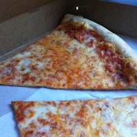 Foto tirada no(a) Sergio&#39;s Pizza of Wakefield por Kim R. em 4/27/2012
