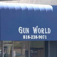 รูปภาพถ่ายที่ Gun World Burbank โดย Fred H. เมื่อ 12/20/2011