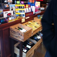Das Foto wurde bei Jerri&amp;#39;s Tobacco Shop &amp;amp; Fine Wine von Will D. am 4/29/2012 aufgenommen