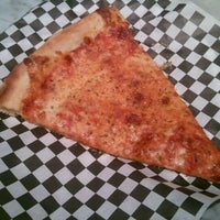 Снимок сделан в Pizzeria пользователем Lou 10/2/2011
