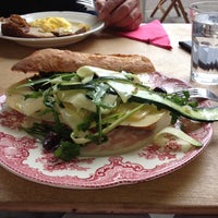 Foto diambil di Café Doordagt | ontbijt - lunch - zoet oleh Maud M. pada 7/2/2012