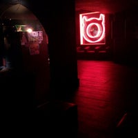 Foto tomada en Bogiez Rock Bar &amp;amp; Nightclub  por James A. el 11/16/2011