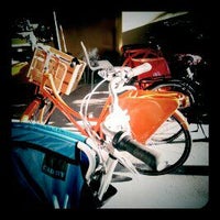 Foto diambil di Rolling Orange Bikes oleh Mikel W. pada 11/18/2011