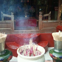 Photo taken at ศาลากลางนำ้ พระโพธิสัตว์กวนอิม SuanPlu temple by MayDayz ♥ F. on 2/26/2012