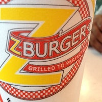 Foto scattata a Z-Burger da Regi W. il 9/3/2012