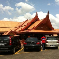 Foto diambil di Rangnok Restaurant oleh pjan n. pada 5/30/2012