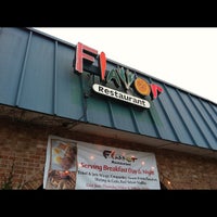 รูปภาพถ่ายที่ Flavor Restaurant โดย Paul D. เมื่อ 7/22/2012