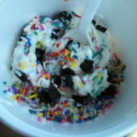 Снимок сделан в Peppermints Frozen Yogurt пользователем Victoria D. 4/14/2012