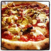 Foto scattata a Custom Built Pizza da Bernita D. il 7/15/2012