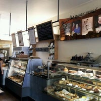 Das Foto wurde bei Upper Crust Bakery &amp;amp; Eatery von Doug C. am 4/9/2012 aufgenommen