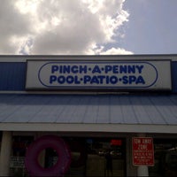 Photo prise au Pinch A Penny Pool Patio Spa par akaCarioca le3/21/2012