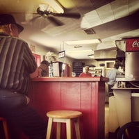Снимок сделан в Hinkle&amp;#39;s Hamburgers пользователем Ryan C. 3/13/2012