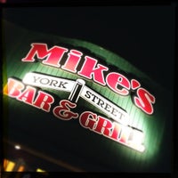 4/16/2012 tarihinde Josh G.ziyaretçi tarafından Mike&amp;#39;s York Street Bar And Grill'de çekilen fotoğraf