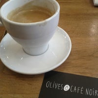 Foto tirada no(a) Olives &amp;amp; Café Noir por Daniel R. em 7/31/2012