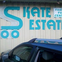 4/4/2012 tarihinde Stacy G.ziyaretçi tarafından Skate Estate Family Fun Center'de çekilen fotoğraf