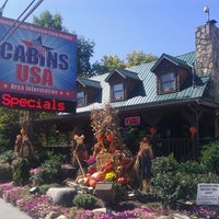 รูปภาพถ่ายที่ Cabins USA โดย Chris L. เมื่อ 10/4/2011