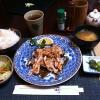 Photo taken at Kushi-tei of Tokyo by Ory A. on 9/11/2012