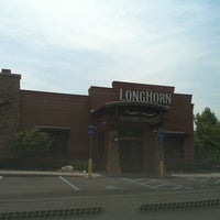 Photo taken at LongHorn Steakhouse by Violet on 7/18/2011