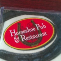 Снимок сделан в Horseshoe Pub &amp;amp; Restaurant пользователем Michelle E. 4/23/2012