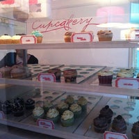 Foto tirada no(a) Cupcakery por Claudia L. em 7/21/2012