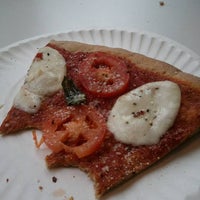Das Foto wurde bei Frankie&amp;#39;s Gourmet Pizza von Summer am 6/5/2011 aufgenommen