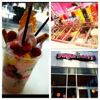 Das Foto wurde bei Yogurberry Frozen Yogurt Café von Sirenia am 8/19/2012 aufgenommen