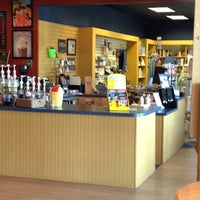 Foto tirada no(a) Solid Rock Cafe and Books por Diane C. em 6/16/2012