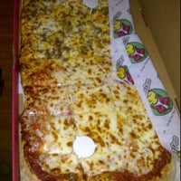 Foto tirada no(a) Fox&amp;#39;s Pizza Den por David F. em 3/4/2012
