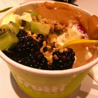 Photo taken at Tutti Frutti Frozen Yogurt by Flavio J. on 5/20/2012