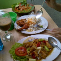 Photo taken at Cafe Kampung Perut by Alviyan F. on 3/28/2012