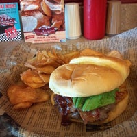 Foto tirada no(a) Wayback Burgers por James J. em 9/6/2012