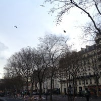 Photo taken at Avenue Philippe-Auguste by Ling-en H. on 12/24/2011