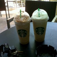 Foto tomada en Starbucks  por Cato d. el 10/27/2011