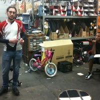 Foto tirada no(a) Kozy&amp;#39;s Cyclery por George C. em 3/23/2012