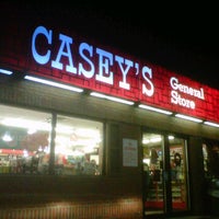 Foto tomada en Casey&amp;#39;s General Store  por Jay G. el 12/16/2011