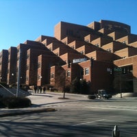 รูปภาพถ่ายที่ John C. Hodges Library โดย Tim B. เมื่อ 1/3/2011