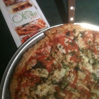 9/11/2011 tarihinde Anastasios T.ziyaretçi tarafından Oliveo Pizza'de çekilen fotoğraf