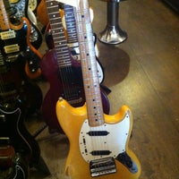 รูปภาพถ่ายที่ Southside Guitars โดย Amanda C. เมื่อ 6/29/2012
