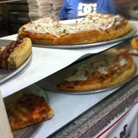 12/3/2011 tarihinde Joseph T.ziyaretçi tarafından Kings Pizza'de çekilen fotoğraf