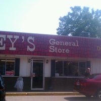 Foto tomada en Casey&amp;#39;s General Store  por Laura N. el 7/6/2012