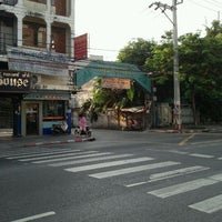 Photo taken at BMTA Bus Stop อิสรภาพ 33 (Itsaraphap 33) by Jame B. on 12/5/2011