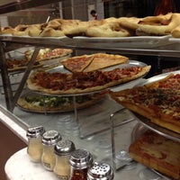 รูปภาพถ่ายที่ Romeo&amp;#39;s Pizza โดย Marcelle เมื่อ 5/29/2012