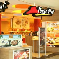 Photo taken at Pizza Hut by Hakan C. on 11/28/2011