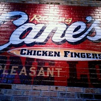9/21/2011 tarihinde katelyn h.ziyaretçi tarafından Raising Cane&amp;#39;s Chicken Fingers'de çekilen fotoğraf