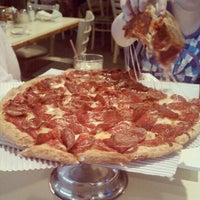 Foto tomada en Benny&#39;s Pizza  por Paul R. el 4/18/2012