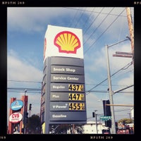 Foto scattata a Shell da Junkyard S. il 3/29/2012