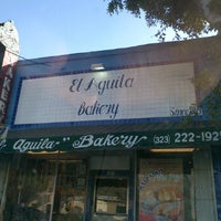 Foto scattata a El Aguila Bakery da Geoffrey M. il 12/30/2011