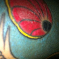 Снимок сделан в Black Hive Tattoo пользователем Rodney F. 5/21/2012
