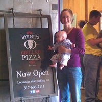Foto tomada en Byrne&amp;#39;s Grilled Pizza  por Debbie P. el 9/24/2011
